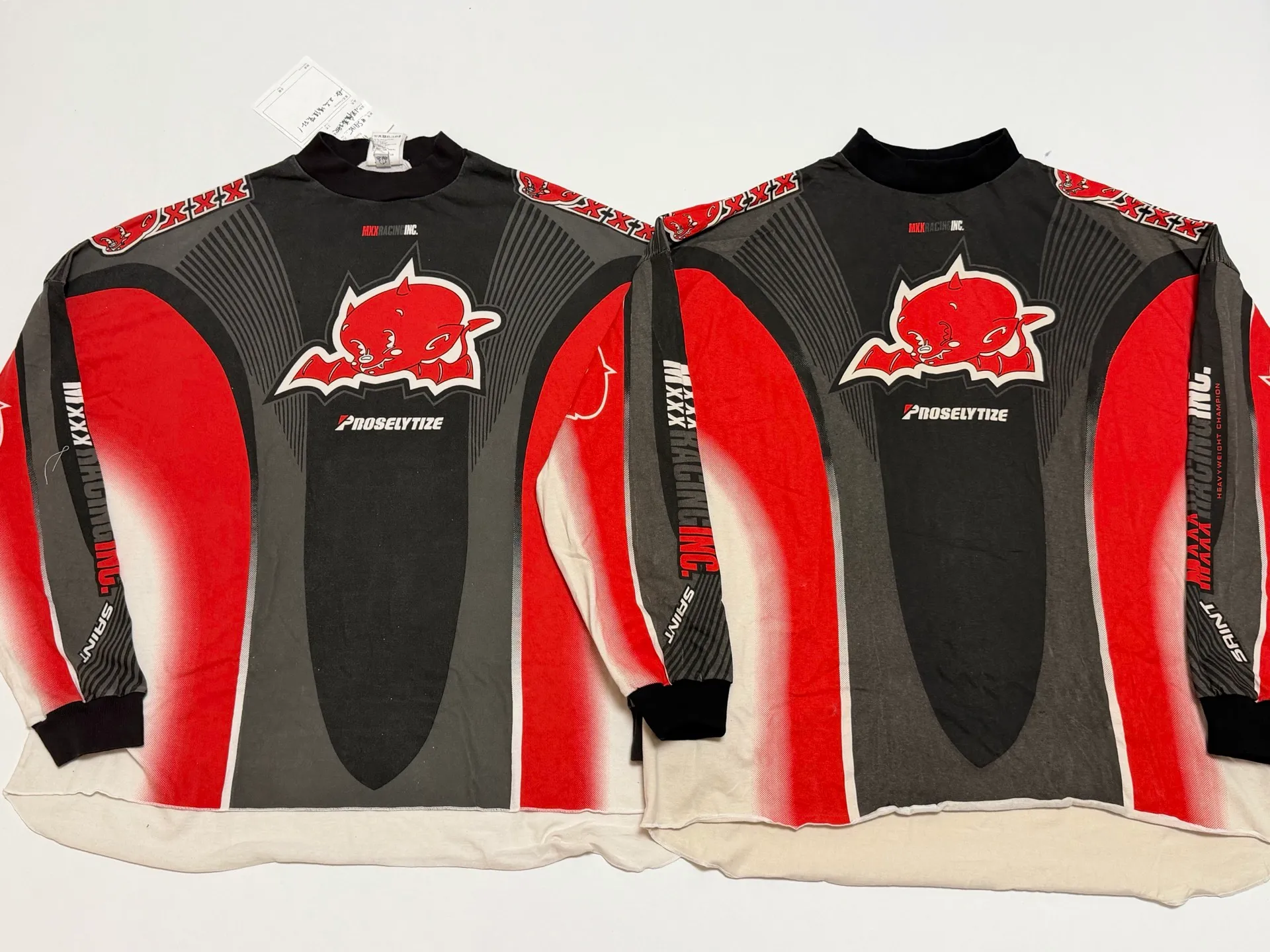 SAINT Mxxxxxx LS TEE/MORTOR CYCLE/WHT Little Devil Angel Racing Long Sleeve Off-White S-XL SAINT's annual racing style BOXY short, wide and fat design will be sold out immediately every time it is released. The whole garment is oversized and has many prints. The front and back prints on the shoulder are aligned. The printing area is very large and the operation is also difficult. The genuine level is restored. The ready-made garments are washed again to make them look old. Soft desizing is added to make the printing look old and white.